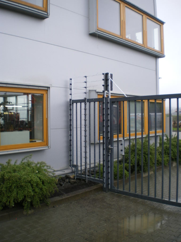 Lagerplatz für Baumaschinen mit Stromzaun