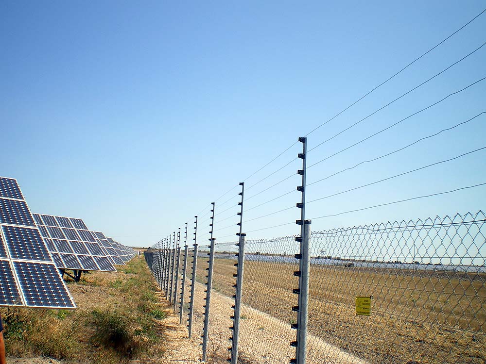 Solarpark mit rotec APS Stromzaun-Absicherung