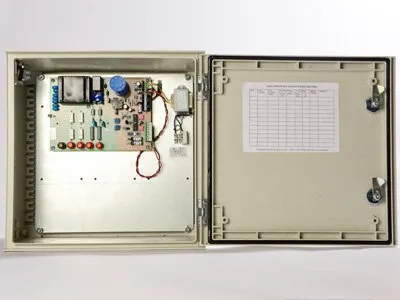 rotec Pulstar Energizer – Geöffnetes IP65-Gehäuse mit Steuerungselektronik