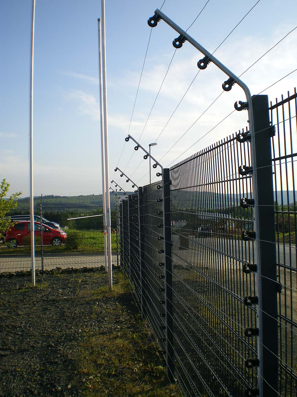 Nachrüstung bestehender Zaunanlagen mit rotec APS Stromzaun System
