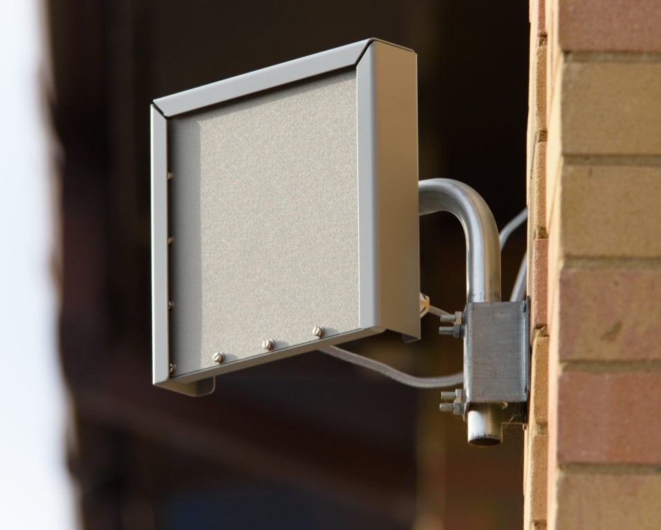 rotec Microguard Mikrowellen-Sensor Wandmontage an einer Industriehalle