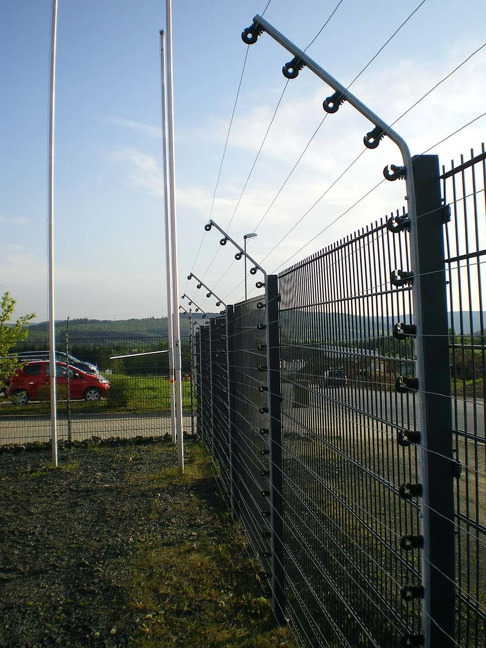 Bestandszaun nachrüsten für Perimeterschutz und kritische Infrastruktur mit rotec APS