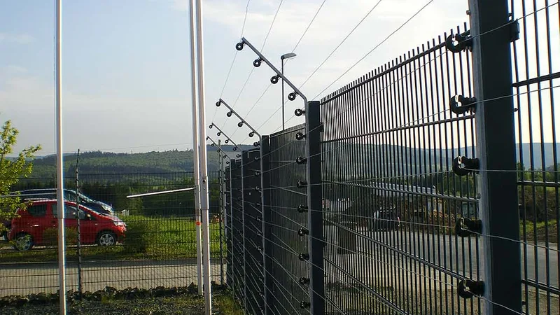 Bestandszaun prüfen und Zaunüberwachung nachrüsten mit rotec APS