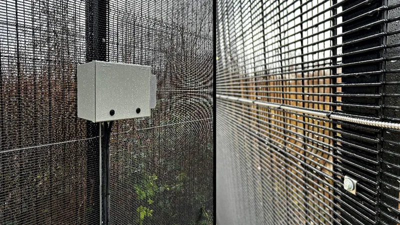 Stromzaun Zaunüberwachung und Kameraüberwachung für kritische Infrastruktur vergleichen