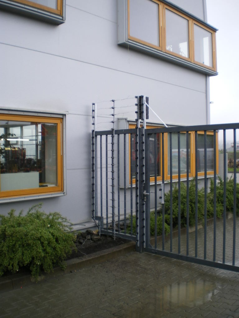 Industrielles Einfahrtstor mit rotec APS Detektion und angebauter Elektrozaun-Sicherung
